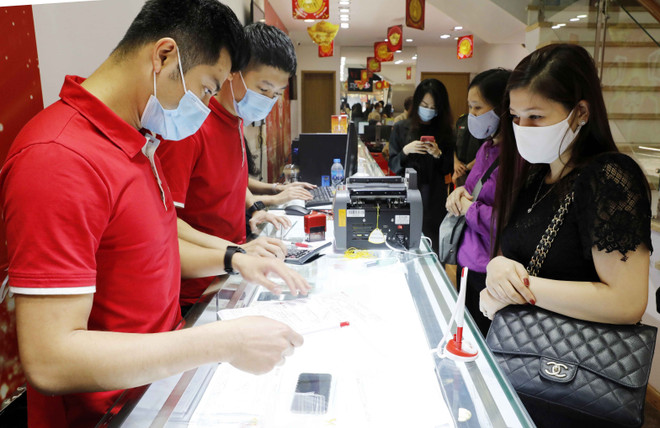 Giá vàng SJC vượt 57 triệu đồng mỗi lượng, USD quay đầu giảm ảnh 1