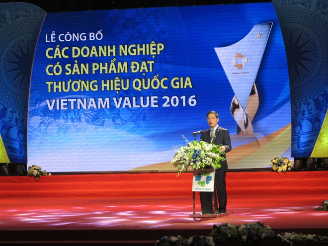 Bộ trưởng Trần Tuấn Anh phát biểu tại lễ công bố doanh nghiệp có sản phẩm đạt Thương hiệu Quốc gia. (Ảnh: Đức Duy/Vietnam+) Vinh danh 88 doanh nghiệp có sản phẩm đạt Thương hiệu Quốc gia ảnh 2