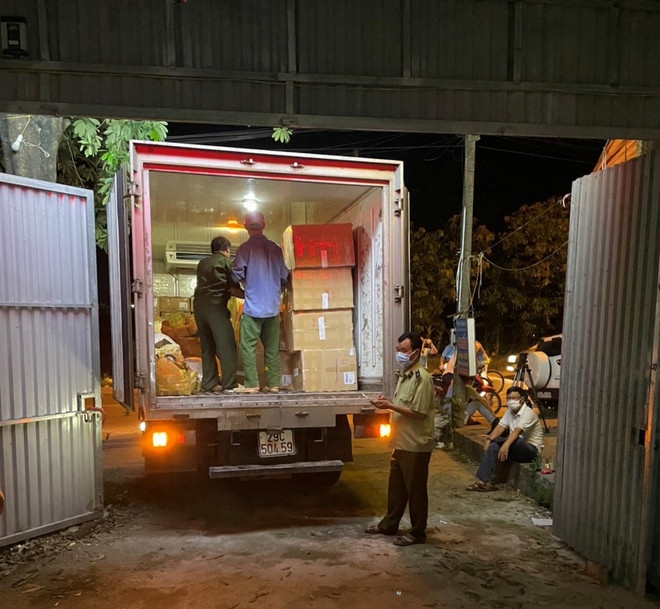 Lực lượng chức năng đang tiến hành xử lý theo quy định của pháp luật. (Ảnh: PV/Vietnam+) Quản lý thị trường Hà Nội phát hiện một cơ sở sản xuất nước hoa giả ảnh 5