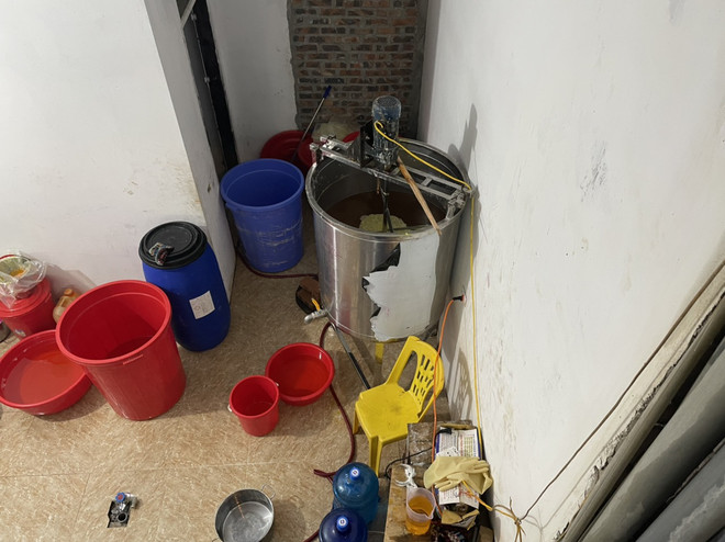 Đáng chú ý, nước hoa tại cơ sở này lại được pha chế thủ công bằng rất nhiều loại hoá chất trôi nổi. (Ảnh: PV/Vietnam+) Quản lý thị trường Hà Nội phát hiện một cơ sở sản xuất nước hoa giả ảnh 4