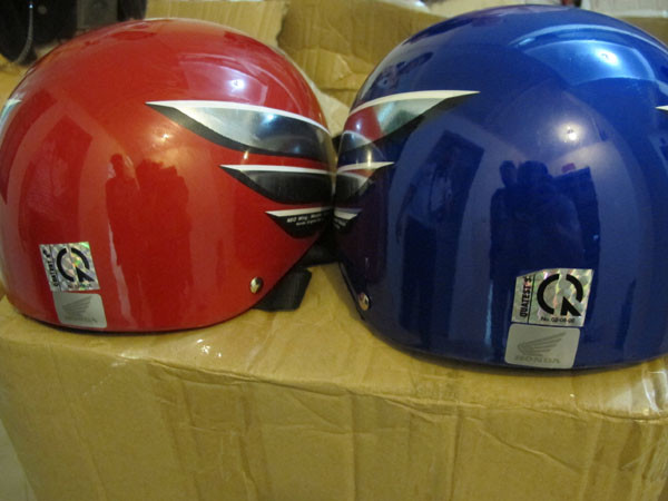 Bắt giữ gần 200 mũ bảo hiểm Honda nghi giả có dán tem CR ảnh 2