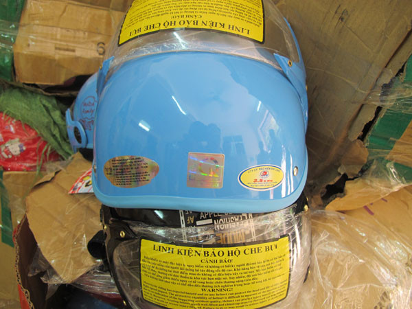 Hà Nội tịch thu, tiêu hủy gần 2.000 mũ bảo hiểm nhái ảnh 1