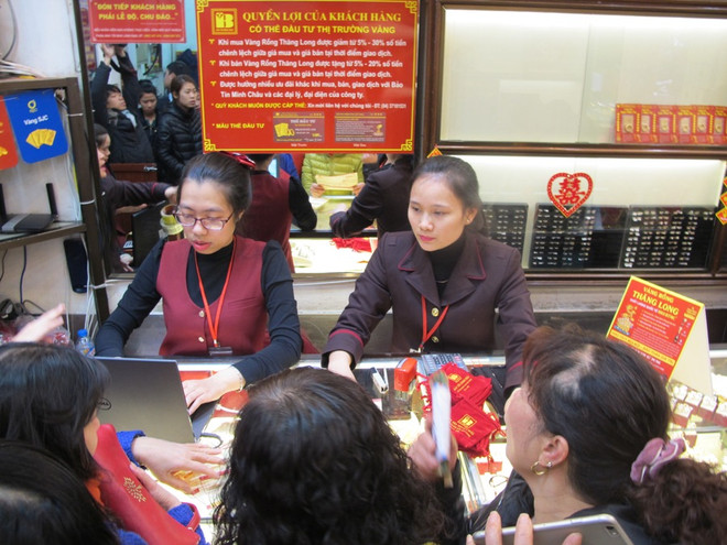 Khách hàng đang giao dịch vàng miếng. (Ảnh: Đức Duy/Vietnam+) Vàng SJC ít biến động, chênh lệch với thế giới hơn 5 triệu đồng ảnh 1