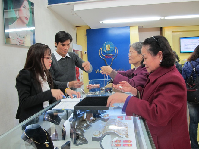 Khách hàng giao dịch vàng miếng. (Ảnh: Đức Duy/Vietnam+) Giảm phiên cuối tuần, vàng SJC xuống sát 36,20 triệu đồng mỗi lượng ảnh 1