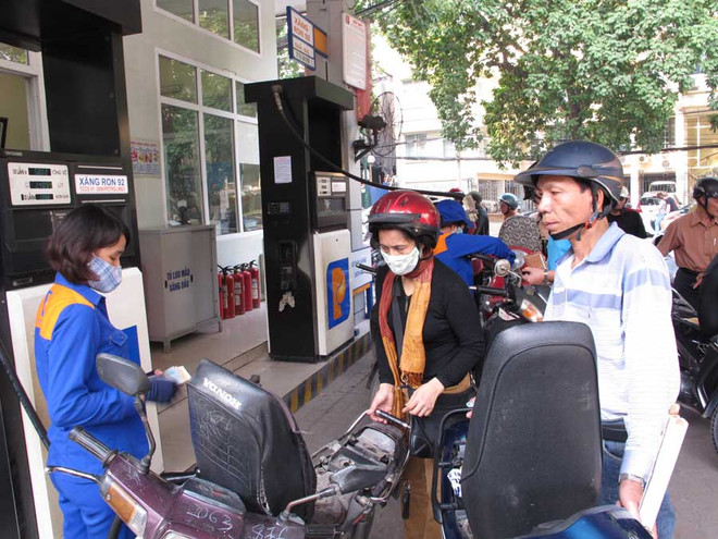 Một trong những cửa hàng của Petrolimex. (Ảnh: Đức Duy/Vietnam+) Giữa 2 kỳ điều chỉnh giá, quỹ bình ổn của Petrolimex giảm 10 tỷ đồng ảnh 1