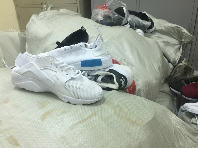 Thu giữ gần 1.500 đôi giầy nghi làm giả các thương hiệu nổi tiếng ảnh 1