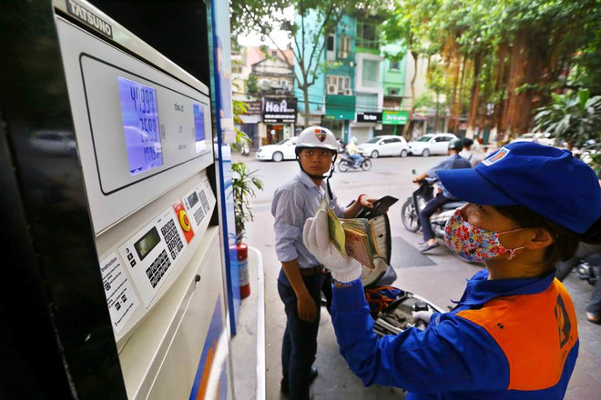 Từ 16 giờ 55 phút, giá xăng RON 92 giảm hơn 100 đồng mỗi lít ảnh 1