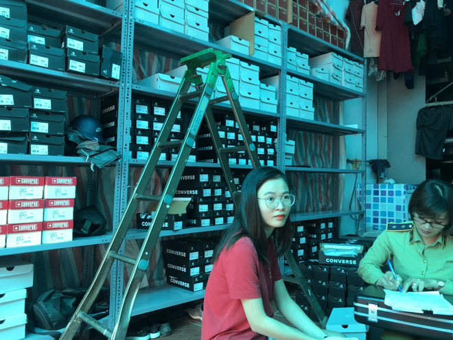 Hà Nội: Thu giữ hơn 2.200 đôi giày nghi giả các nhãn hiệu nổi tiếng ảnh 1