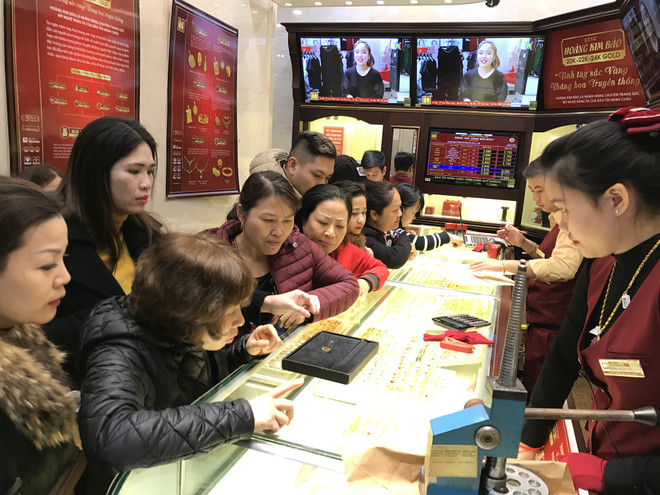 Giá vàng đồng loạt vượt 42 triệu đồng phiên mở cửa ngày cuối tuần ảnh 1