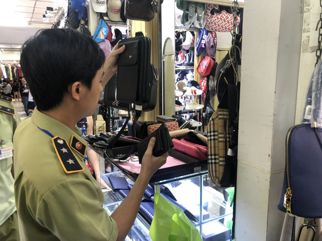 Thu giữ hàng nghìn sản phẩm nghi nhập lậu tại chợ Bến Thành ảnh 1