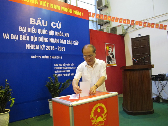 Nguyên Tổng Bí thư Đỗ Mười vẫn minh mẫn đến điểm bầu cử bỏ phiếu ảnh 4