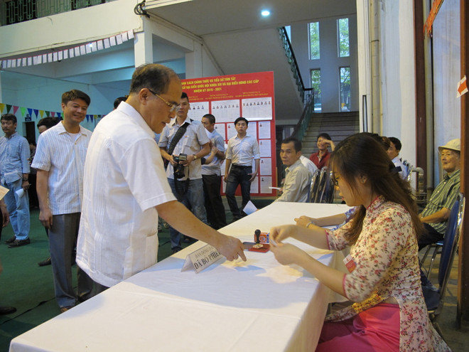 Nguyên Tổng Bí thư Đỗ Mười vẫn minh mẫn đến điểm bầu cử bỏ phiếu ảnh 5