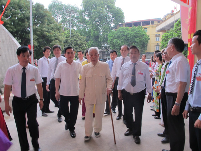 Nguyên Tổng Bí thư Đỗ Mười vẫn minh mẫn đến điểm bầu cử bỏ phiếu ảnh 1