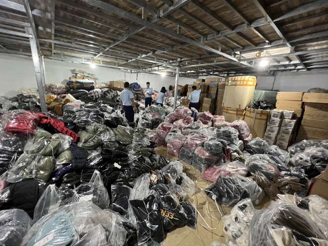 Đột kích 3 tổng kho, phát hiện lượng lớn hàng hóa không rõ nguồn gốc ảnh 2