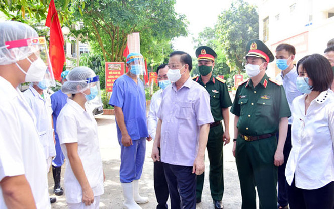 Bí thư Thành ủy Đinh Tiến Dũng kiểm tra công tác phòng, chống dịch COVID-19. (Ảnh: PV/Vietnam+) Thành phố Hà Nội: Nâng mức nguy cơ, chuẩn bị các kịch bản ứng phó dịch ảnh 2
