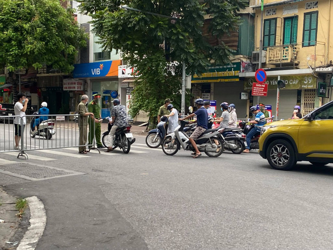 Hà Nội: Áp dụng biện pháp mạnh hơn Chỉ thị 17 với địa bàn nguy cơ cao ảnh 4