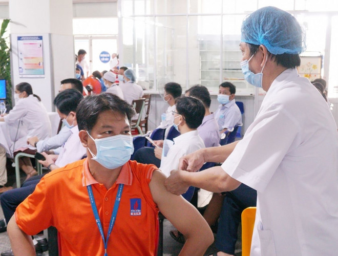 Một đơn vị của PetroVietnam tổ chức tiêm vaccine phòng COVID-19 cho người lao động. (Ảnh: Vietnam+) PetroVietnam: Tiêm vaccine là ưu tiên số 1 để thực hiện 'mục tiêu kép' ảnh 1