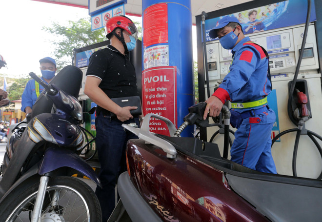Một điểm kinh doanh xăng dầu của PVOIL tại Hà Nội. (Ảnh: TTXVN) Giảm nhẹ hơn 100 đồng, giá xăng RON95 xuống mức 21.681 đồng mỗi lít ảnh 1
