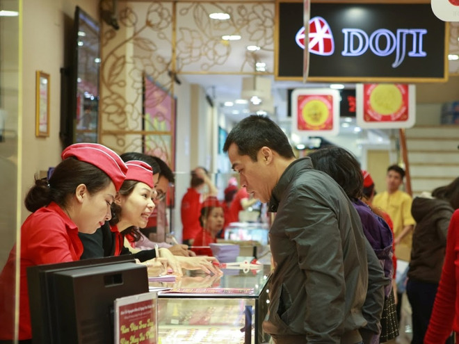 Khách hàng đang giao dịch vàng miếng. (Ảnh: Đức Duy/Vietnam+) Giá vàng bật tăng, thương hiệu Rồng Thăng Long vượt 34,7 triệu đồng ảnh 1