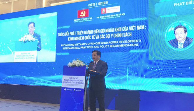 Tiến sỹ Nguyễn Đức Hiển, Phó Trưởng Ban Kinh tế Trung ương phát biểu tại hội thảo về điện gió ngoài khơi. (Ảnh: Đức Duy/Vietnam+) Điện gió: 'Cơ hội kép' cung cấp năng lượng xanh, giảm phát thải tại VN ảnh 2
