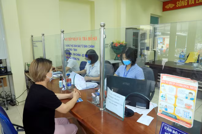 Chấn chỉnh việc thực hiện các quy định liên quan đến bỏ sổ hộ khẩu ảnh 1