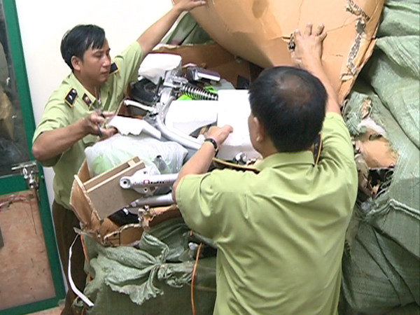 Hà Nội tạm giữ lô xe đạp điện và ắcquy có dấu hiệu nhập lậu ảnh 2