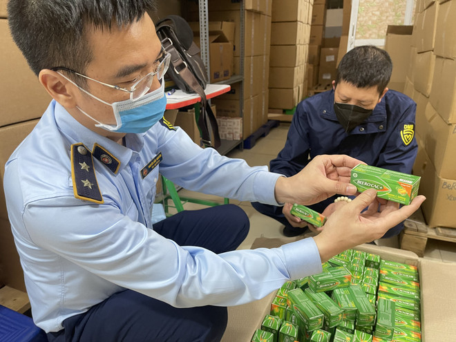 Tạm giữ gần 29.000 hộp Vitamin BEEROCAC+ có dấu hiệu vi phạm ảnh 1