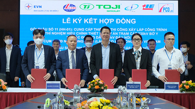 Ban Quản lý dự án Điện 2 và liên danh nhà thầu ký kết hợp đồng. (Ảnh: PV/Vietnam+) Ký hợp đồng 2 gói thầu thi công dự án truyền tải nhập khẩu điện từ Lào ảnh 1