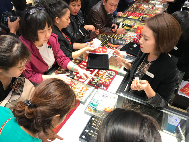 Giá vàng trong nước và thế giới đồng loạt đi xuống phiên cuối tuần ảnh 1