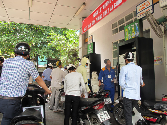 Giá xăng RON95-III tiếp tục tăng thêm 1.202 đồng mỗi lít ảnh 1