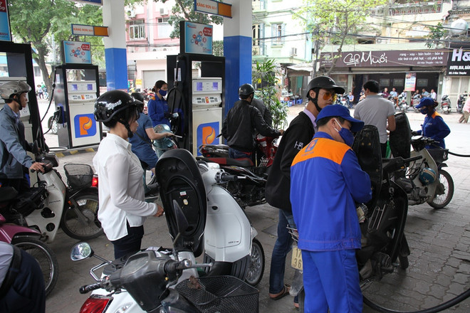 Nhân viên Petrolimex đang bán xăng cho khách hàng. (Ảnh: Đức Duy/Vietnam+) Petrolimex công bố quỹ bình ổn giá xăng dầu còn dư 2.300 tỷ đồng ảnh 1