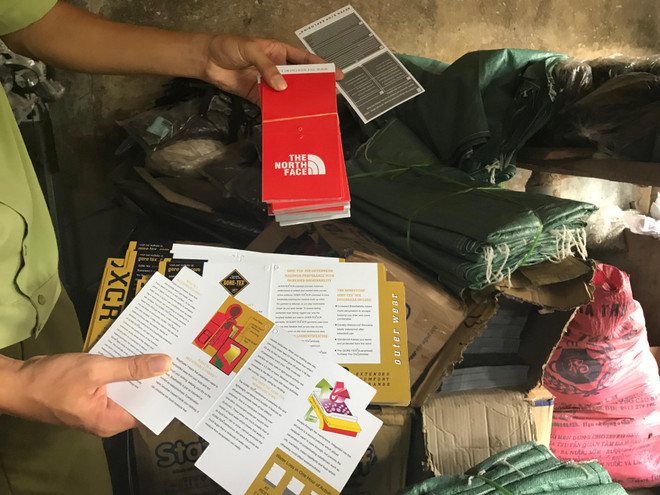 Bắt quả tang một cơ sở có dấu hiệu làm giả thương hiệu The North Face ảnh 2