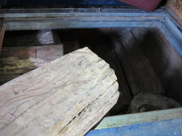 Giấu hơn 2 tấn gỗ trắc trong cốp xe giường nằm vẫn không thoát ảnh 3