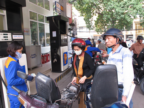 Kể từ 13 giờ ngày 4/7, xăng Ron92 và E5 giảm 331 đồng mỗi lít ảnh 1