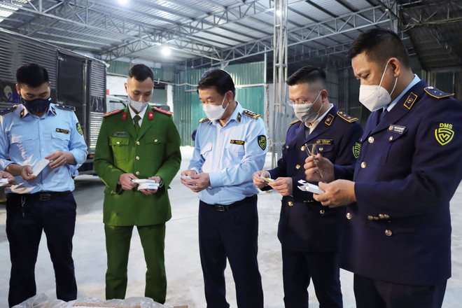 Hà Nội tạm giữ gần 60.000 bộ kit test COVID-19 không đủ giấy tờ hợp lệ ảnh 1