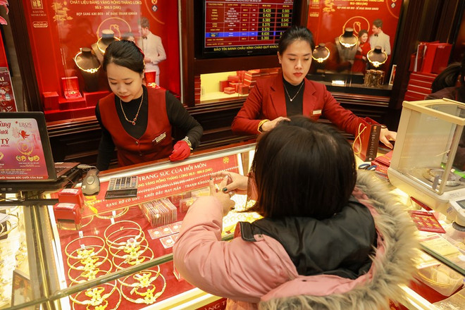 Giảm phiên cuối tuần, giá vàng SJC lùi về ngưỡng 67,5 triệu đồng ảnh 1