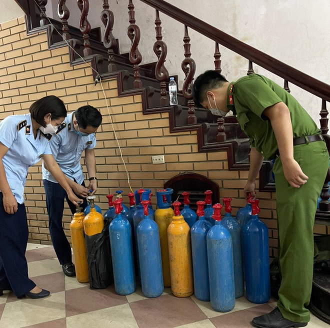 Quản lý thị trường tạm giữ hàng chục bình khí bơm 'bóng cười' ảnh 1