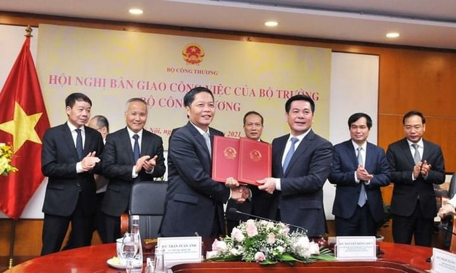 Tân Bộ trưởng Bộ Công Thương chính thức tiếp nhận bàn giao công việc ảnh 1