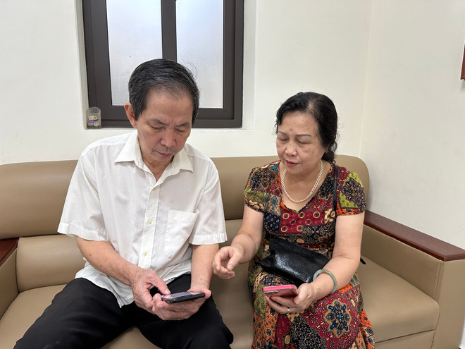 Ông Nguyễn Duy Quế, Bí thư Chi bộ 13 và bà Nguyễn Thị Lai, Bí thư Chi bộ 8, Đảng bộ phường Giảng Võ xúc động khi ôn lại những kỷ niệm về Tổng Bí thư Nguyễn Phú Trọng. (Ảnh: Xuân Quảng/Vietnam+) IMG_5972.jpg