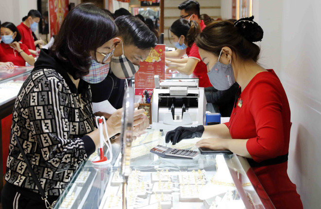 Giá vàng trong nước quay đầu giảm, tỷ giá trung tâm cũng đi xuống ảnh 1