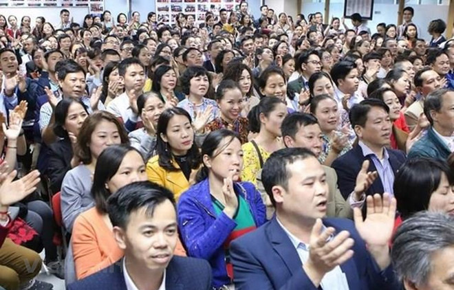 Những buổi chia sẻ tại câu lạc bộ Tình người đông nghịt người tham gia đủ mọi lứa tuổi. (Ảnh: PV/Vietnam+) Sẽ không cấp phép cho DN bán hàng đa cấp từng hoạt động sai quy định ảnh 2
