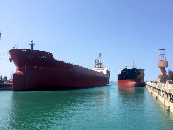 Tàu Elefsis (Hy Lạp) đang trong quá trình sửa chữa tại dock Dung Quất. (Ảnh: PV/Vietnam+) DQS: Điểm sáng của ngành dầu khí trong cơn ''khủng hoảng kép'' ảnh 2