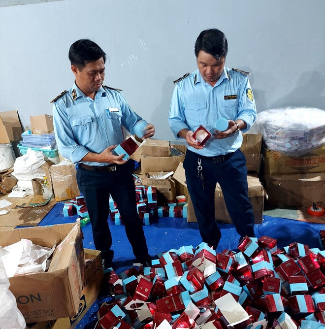 Quản lý thị trường 'bóc gỡ' xưởng sản xuất dầu gội nghi làm giả ảnh 1