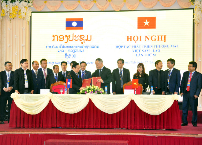 Ký biên bản hợp tác phát triển thương mại biên giới Việt Nam-Lào ảnh 1