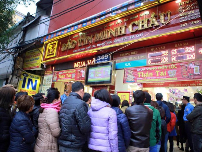 Người dân Hà Nội tấp nập mua vàng cầu may trong ngày vía Thần Tài ảnh 1