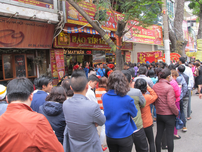 Giá vàng giảm mạnh dù lượng giao dịch tăng vọt trong ngày Thần Tài ảnh 1