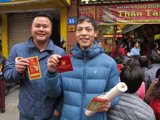 Người dân Hà Nội tấp nập mua vàng cầu may trong ngày vía Thần Tài ảnh 2