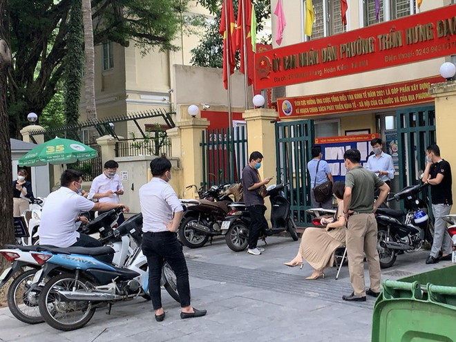 Hà Nội: Chính quyền cơ sở "căng mình" rà soát và cấp Giấy đi đường ảnh 2