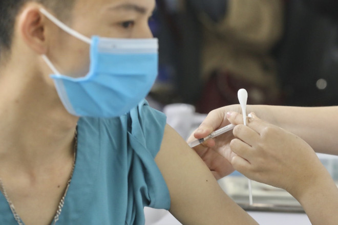 Hà Nội triển khai tiêm vaccine phòng, chống COVID-19. (Ảnh: TTXVN) Hà Nội không còn xã, phường ở cấp độ 3 trong phòng, chống COVID-19 ảnh 1