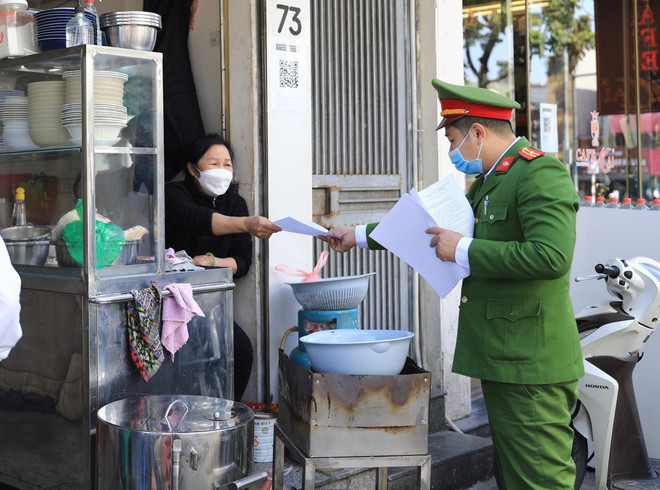 Hà Nội yêu cầu tăng cường kiểm soát hiệu quả dịch bệnh COVID-19 ảnh 1